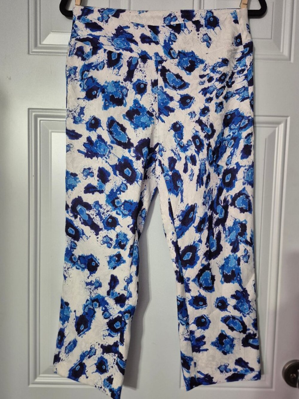 Capri Pants, Euro .Size 4. blue white.